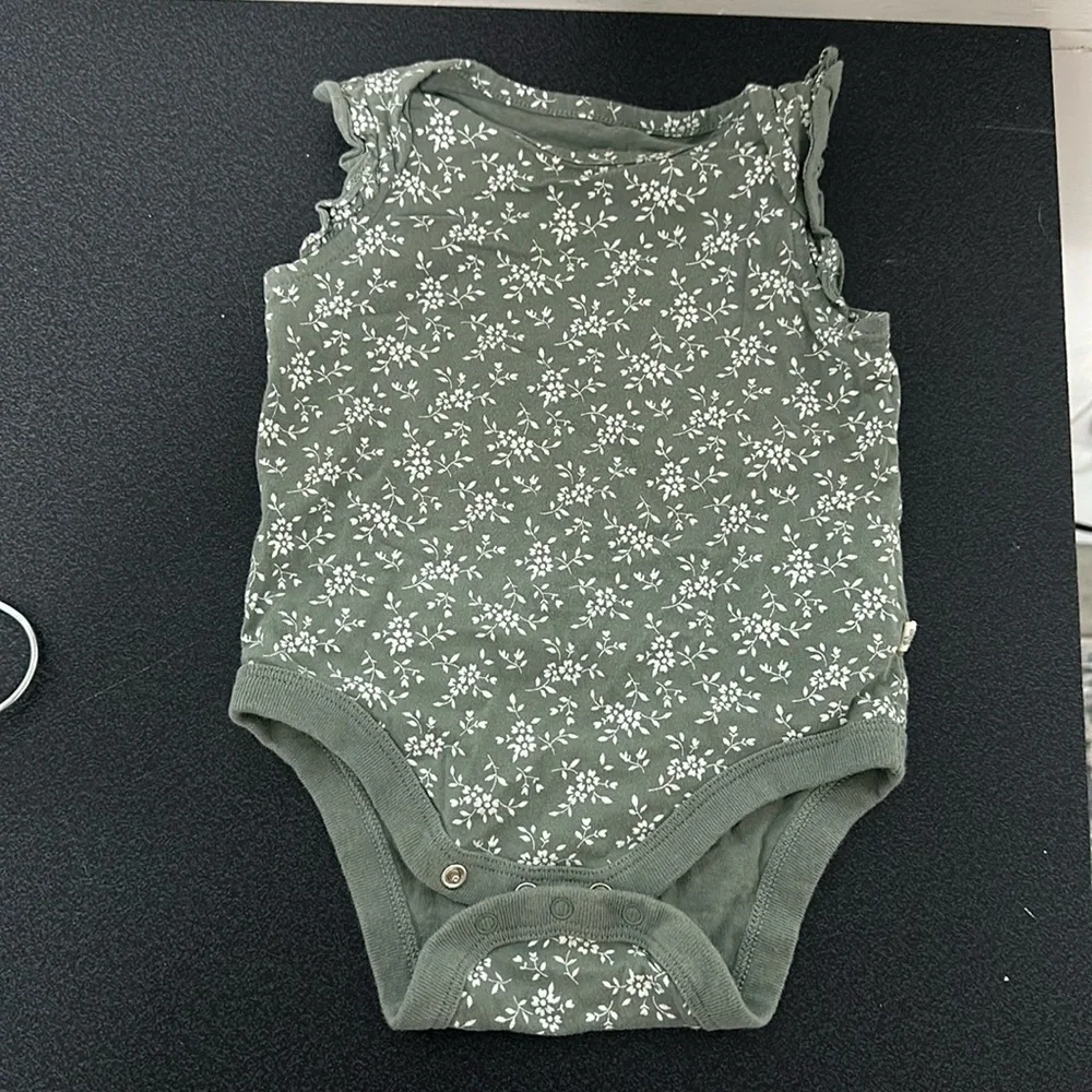 Baby gap onesie